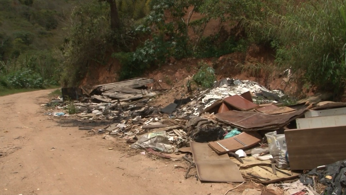 Moradores do Carangola, em Petrópolis, denunciam abandono da região
