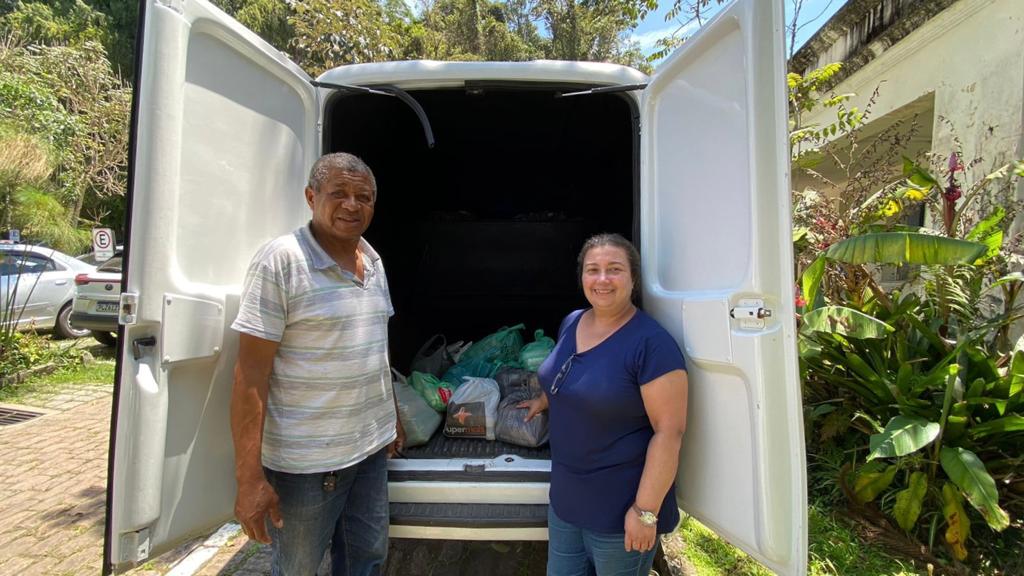 Turispetro entrega alimentos arrecadados com passaporte Estrada Real