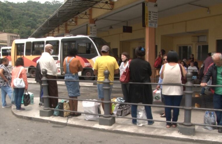 Atrasos, coletivos quebrados e superlotação. Petropolitanos sofrem no transporte público