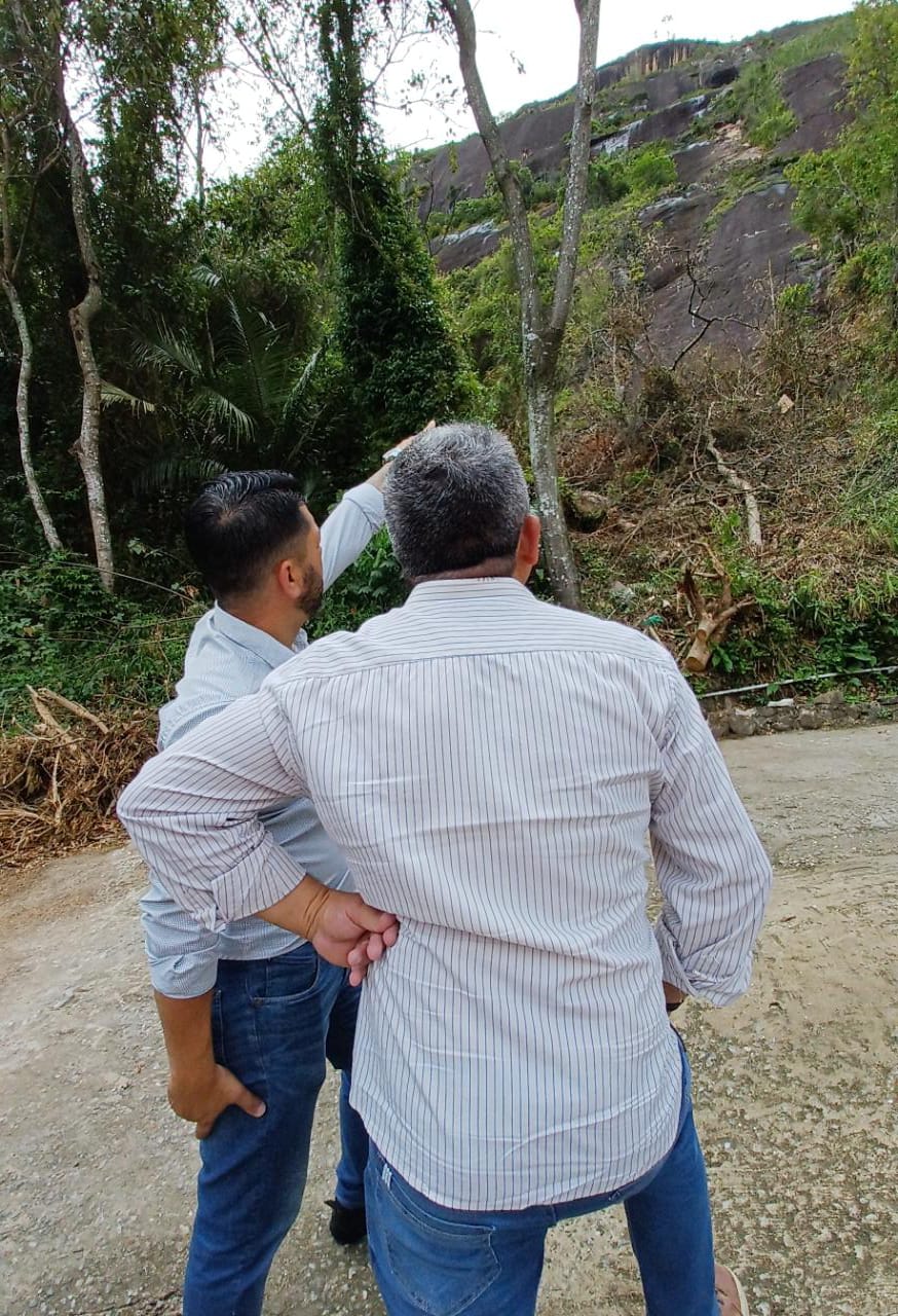Vereador Marcelo Chitão leva tecnólogo especialista para produzir imagens detalhadas das pedras na Rua Rochedo em Nova Cascatinha
