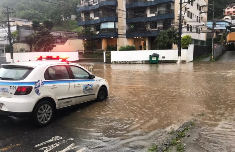 Petrópolis registra pontos de alagamento após pancada de chuva na tarde desta sexta-feira