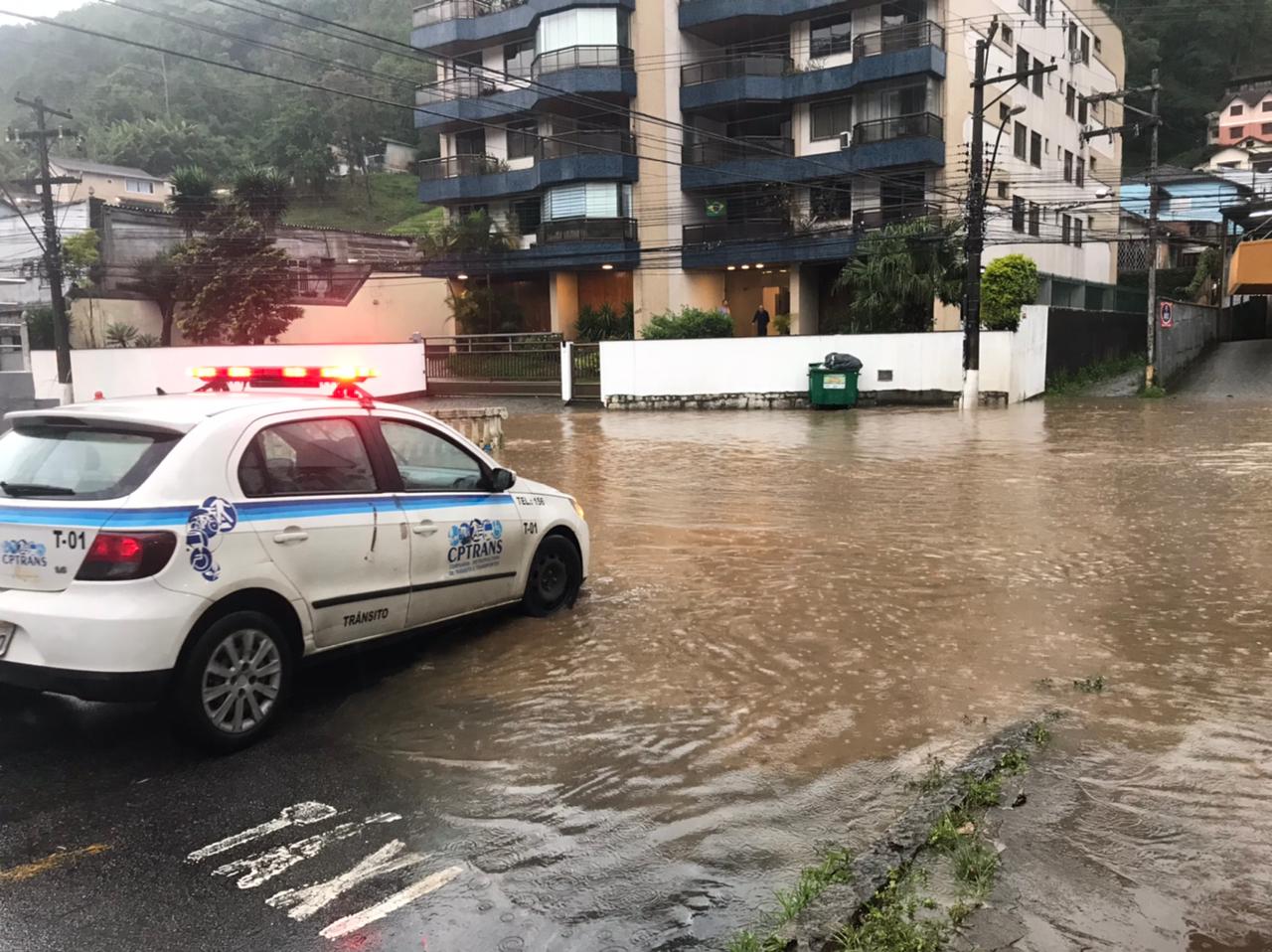Petrópolis registra pontos de alagamento após pancada de chuva na tarde desta sexta-feira