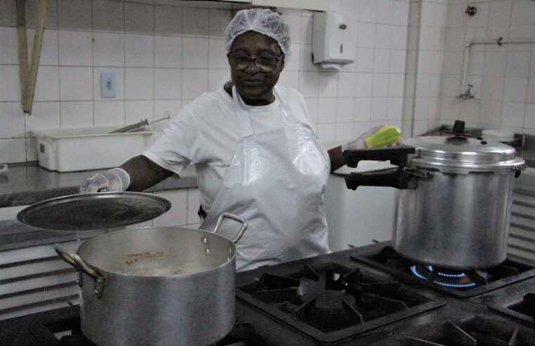 Merendeira de escola centenária da rede estadual em Petrópolis sonha em se tornar chef de cozinha