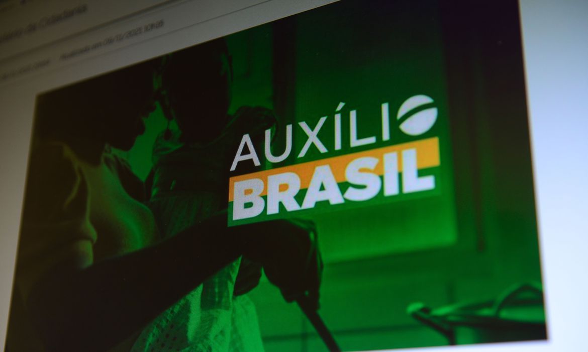 Jornada Auxílio Brasil orienta cidadãos no estado do Rio e no Ceará