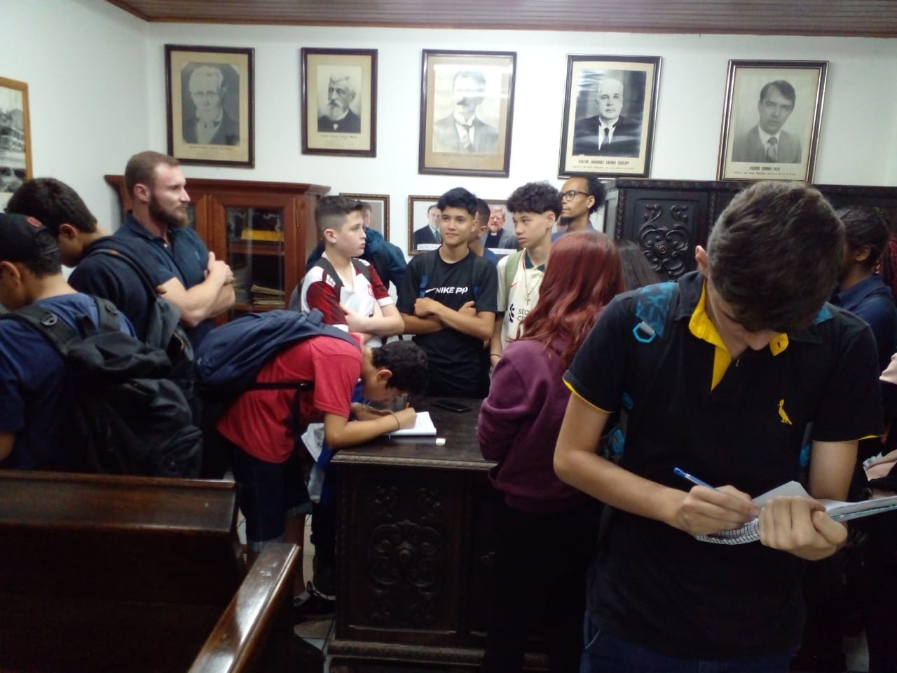 Alunos pesquisam sobre fatores históricos relativos à imigração Alemã em Nova Friburgo