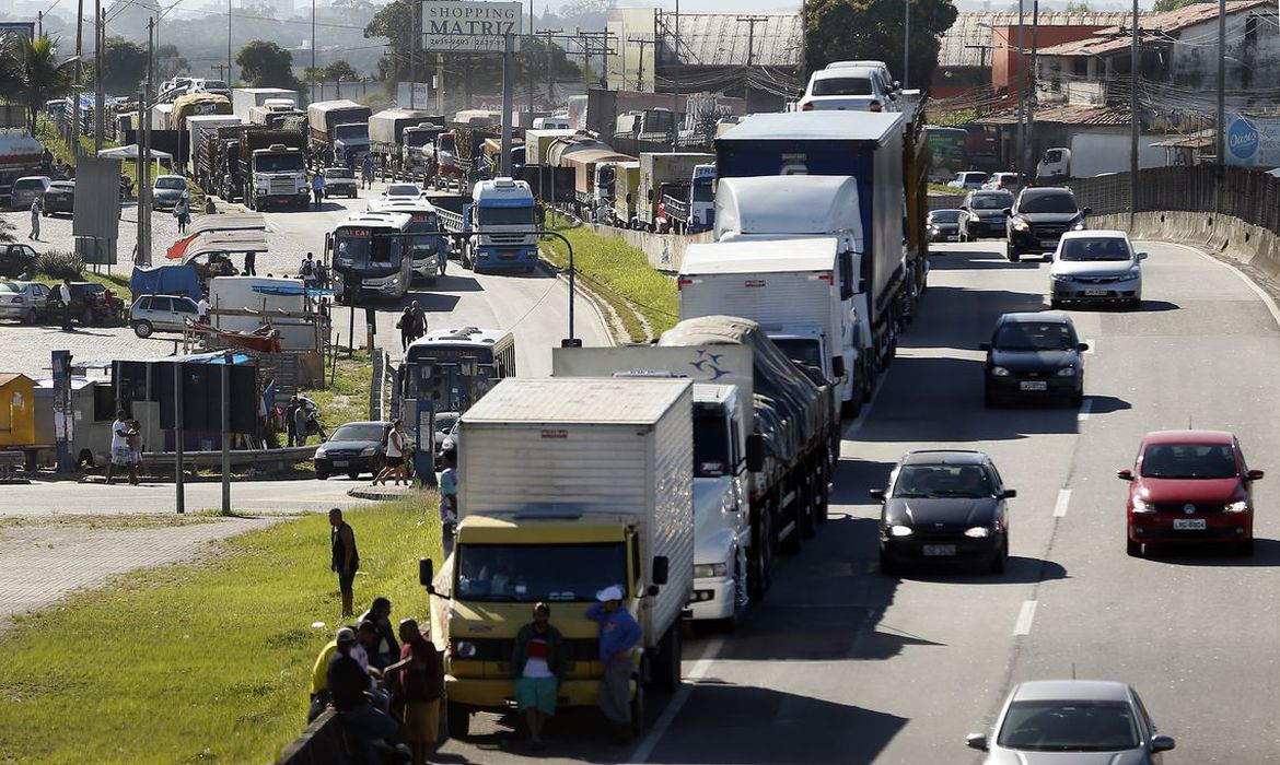 Pagamento dos auxílios Caminhoneiro e Taxista são antecipados pela Caixa