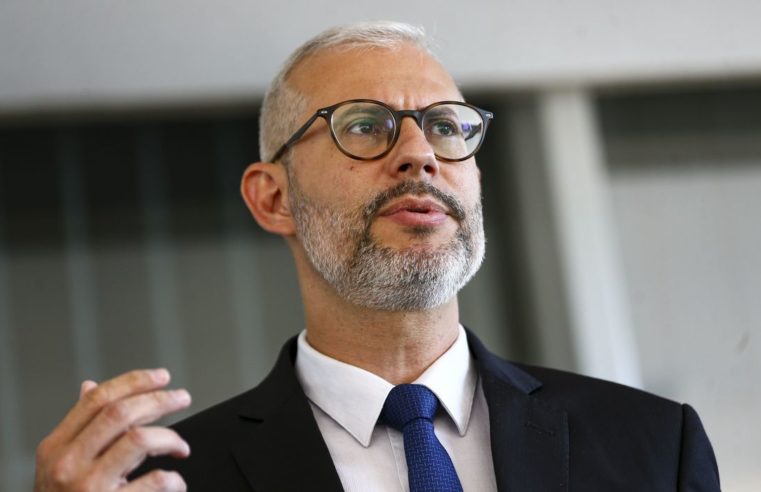 Limite de recursos para universidades é temporário, diz ministro