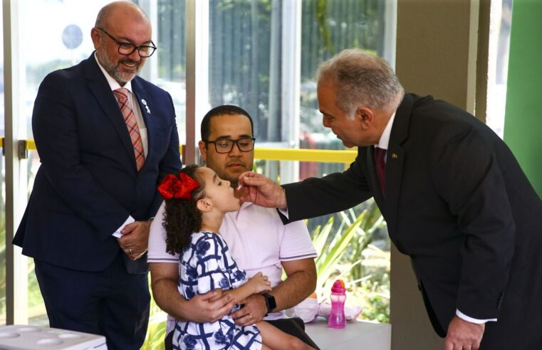 Ministro faz novo apelo para vacinação de crianças contra a pólio