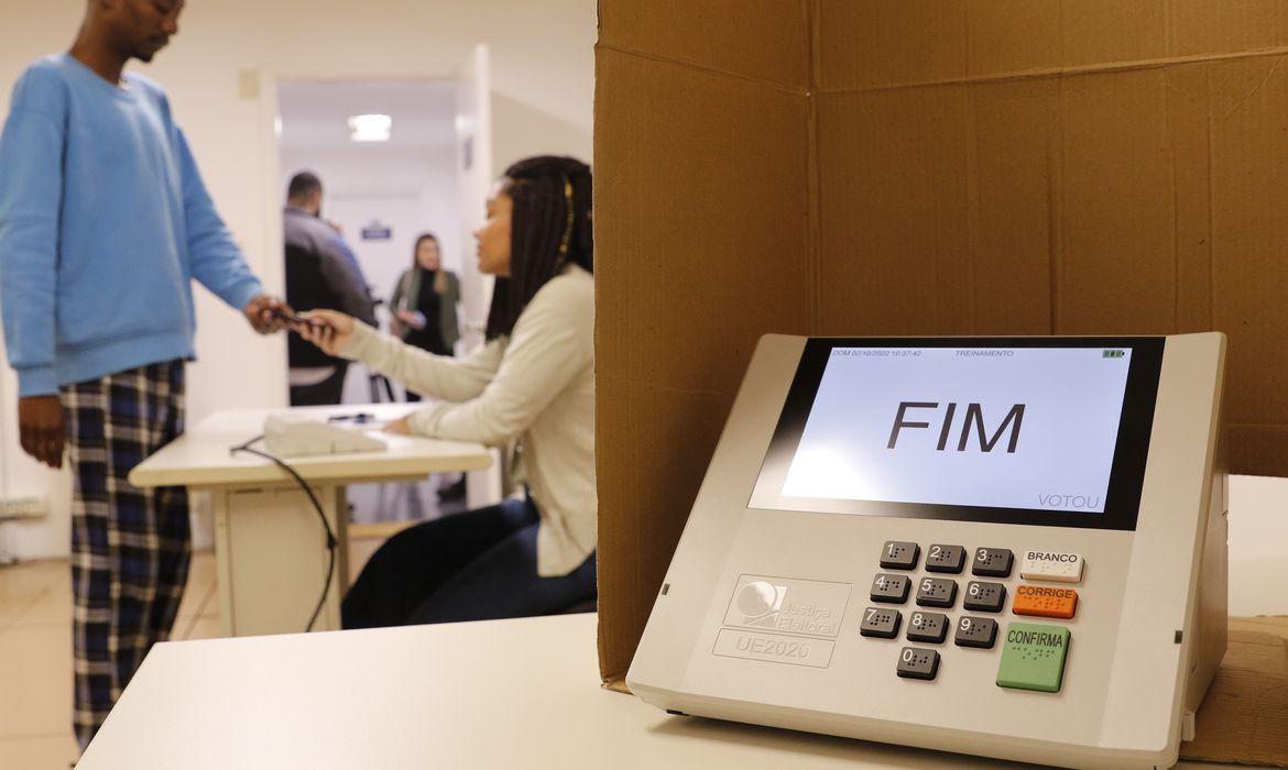 TSE inicia apuração dos votos: acompanhe