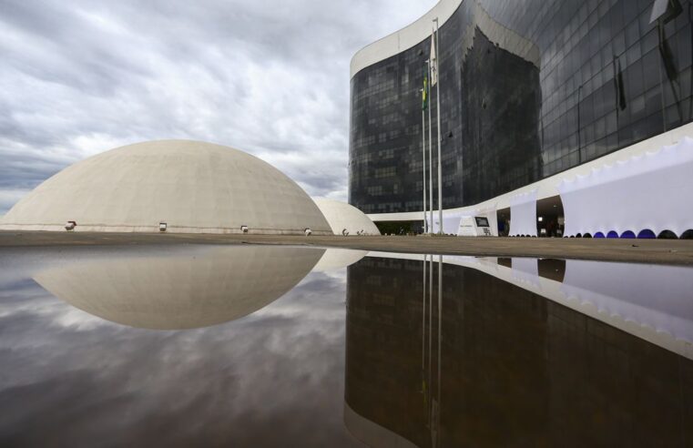 TSE conclui totalização de votos pouco depois da meia-noite