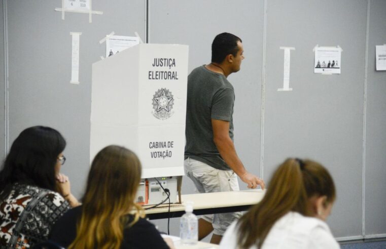 Após nove horas, horário de votação termina em todo o país