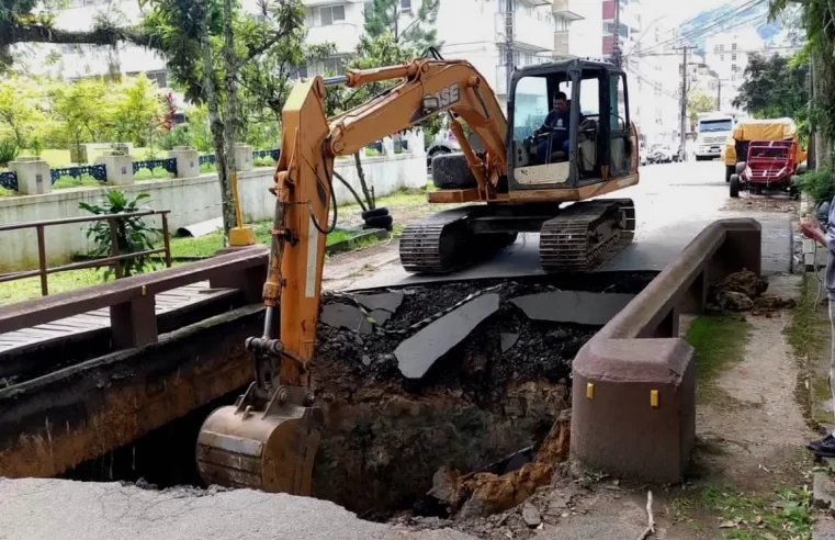 Prefeitura de Teresópolis retira entulho do rio para iniciar reconstrução da ponte na Rua Jorge Lóssio, no Alto