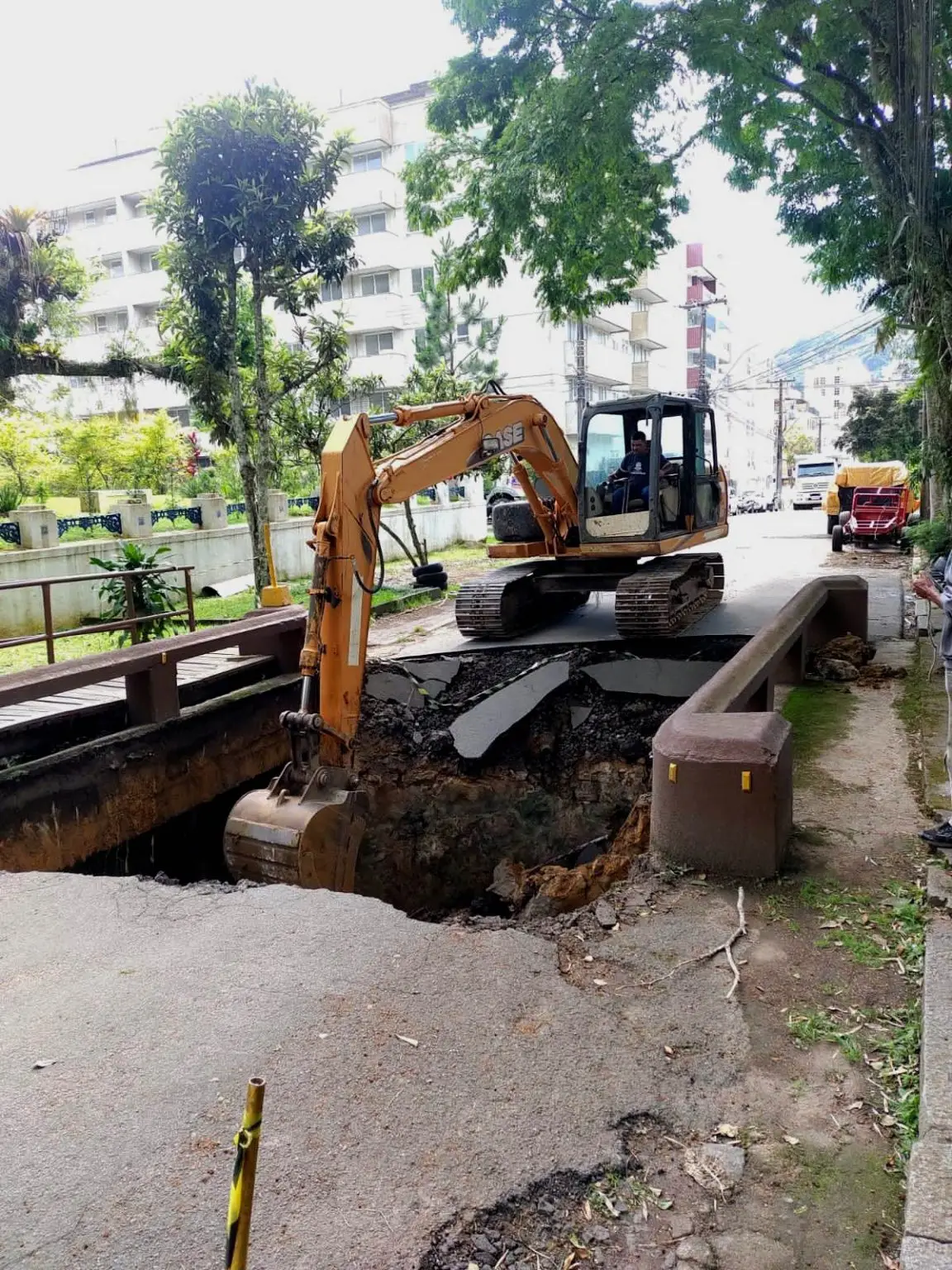 Prefeitura de Teresópolis retira entulho do rio para iniciar reconstrução da ponte na Rua Jorge Lóssio, no Alto