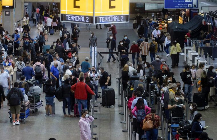 Anvisa aprova volta do uso de máscaras em aviões e aeroportos