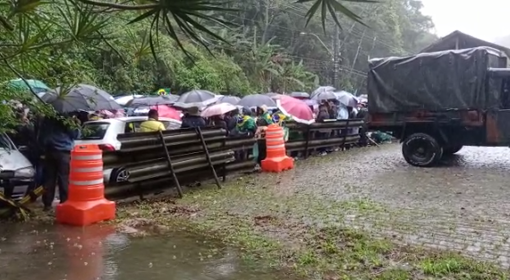 Grupo se manifesta em Petrópolis pedindo intervenção militar após resultado das eleições 2022