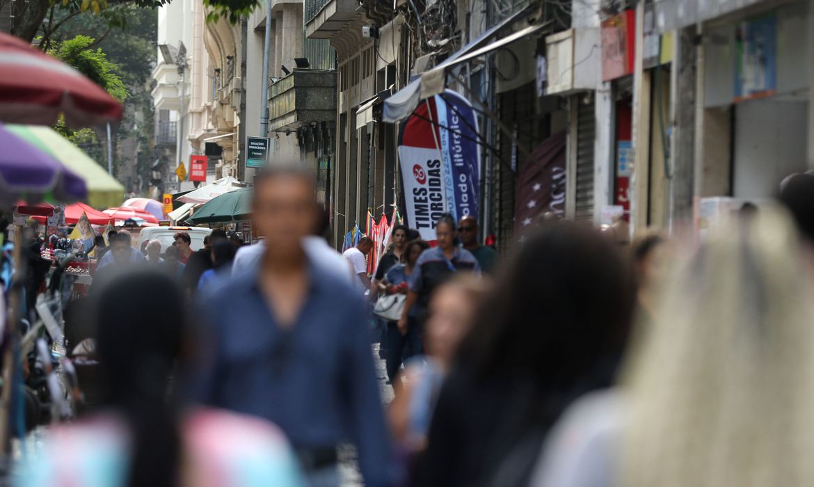 Casos de covid-19 seguem em tendência de alta no Rio de Janeiro