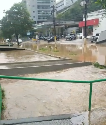 Rua Coronel Veiga é fechada devido a transbordamento do rio, enquanto Avenida Koeller é bloqueada após quebra de ônibus
