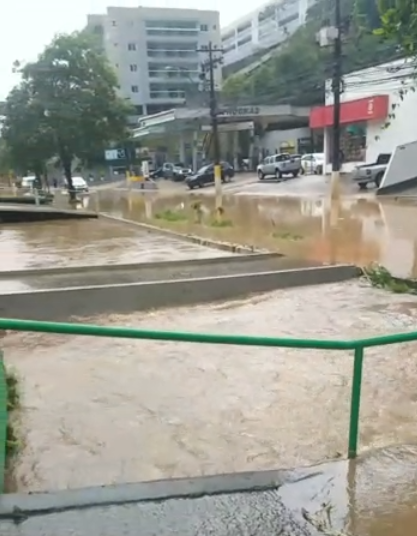 Rua Coronel Veiga é fechada devido a transbordamento do rio, enquanto Avenida Koeller é bloqueada após quebra de ônibus