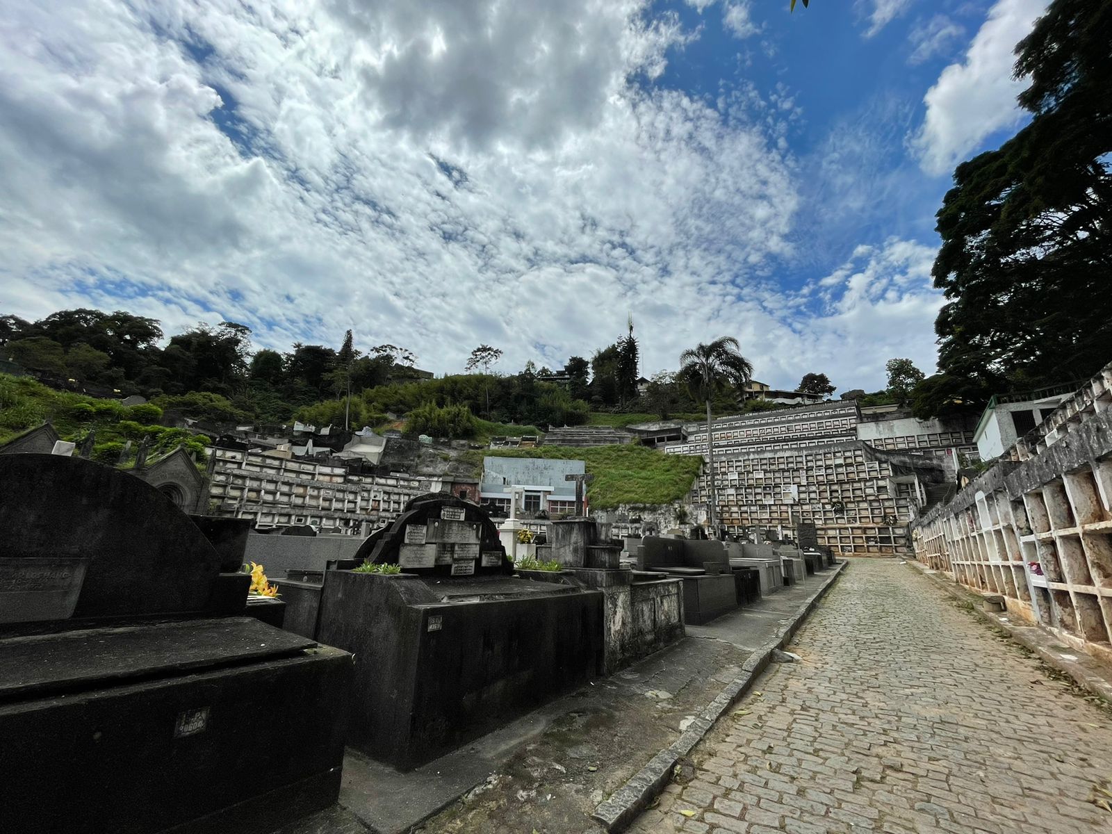 Cemitérios são repaginados para Dia de finados em Petrópolis