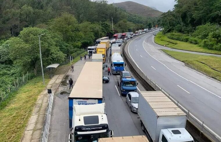 Manifestação de caminhoneiros interdita pontos da BR-040 e linhas de ônibus são afetadas