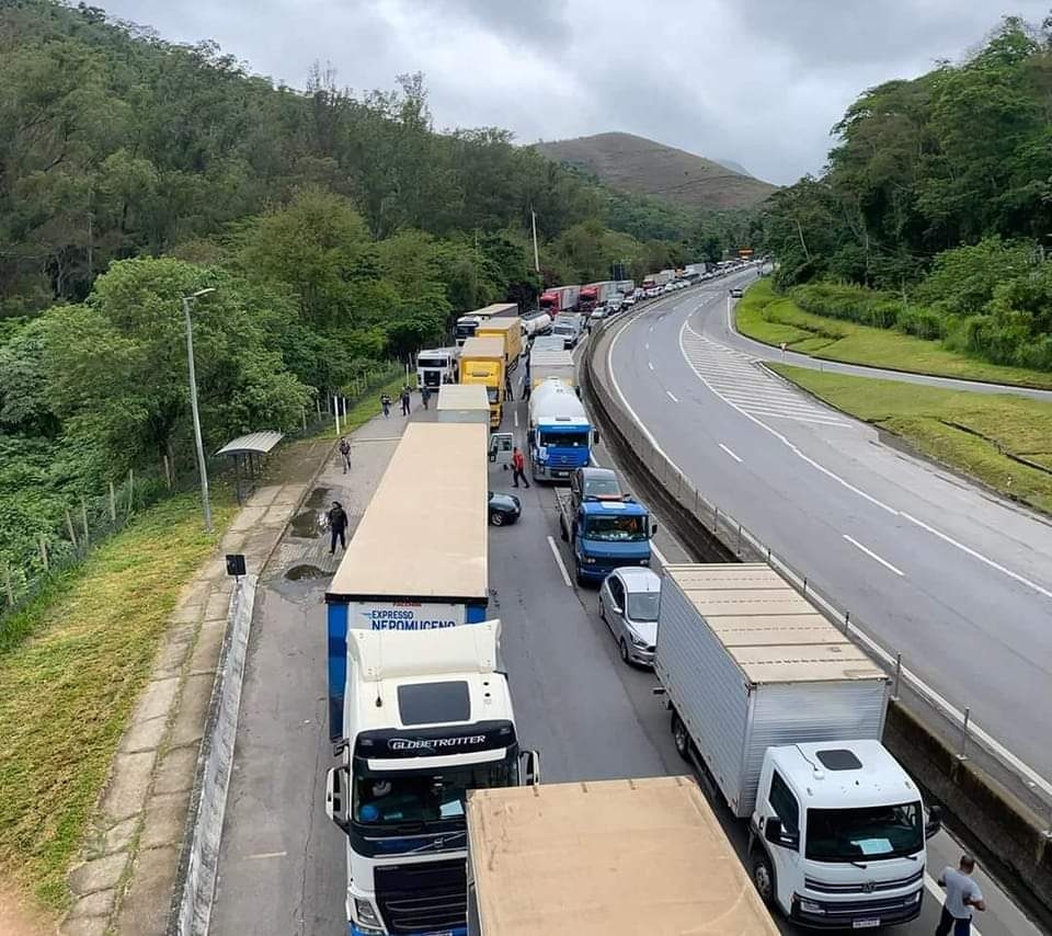 Manifestação de caminhoneiros interdita pontos da BR-040 e linhas de ônibus são afetadas