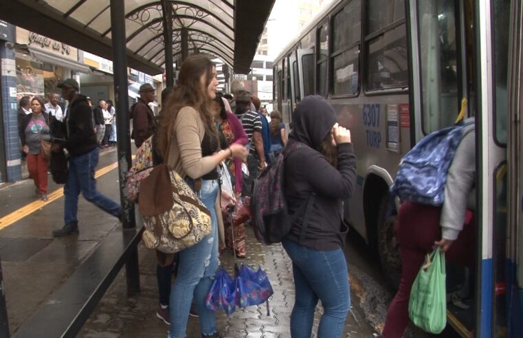 Passageiros esperam mais de uma hora nos terminais por conta de bloqueios nas rodovias de Petrópolis