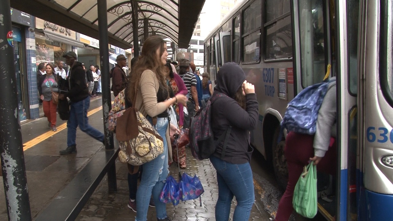 Passageiros esperam mais de uma hora nos terminais por conta de bloqueios nas rodovias de Petrópolis