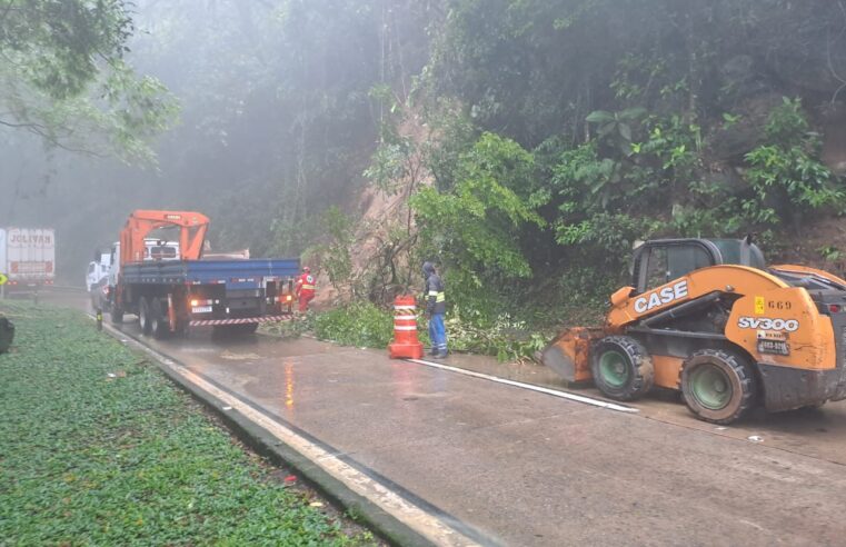 Chuva provoca ocorrências na BR-040 em Petrópolis