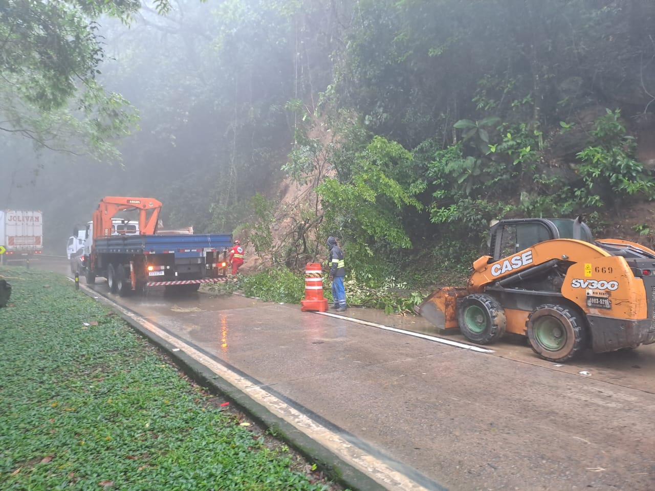 Chuva provoca ocorrências na BR-040 em Petrópolis
