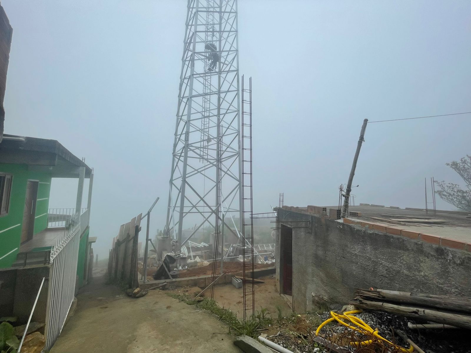 Moradores pedem respostas da prefeitura e órgãos competentes sobre construção de torre de telefonia no Quitandinha