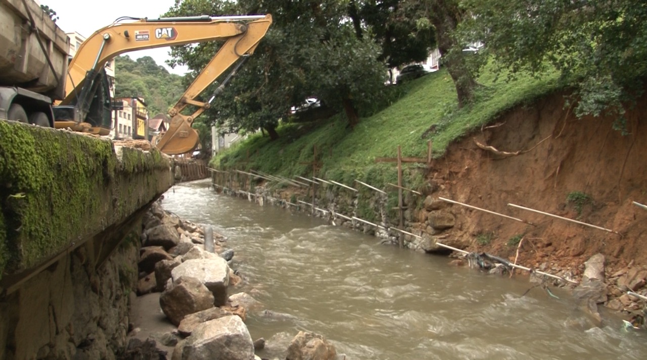 Chuvas de verão se aproximam e dragagem dos rios ainda está em andamento em Petrópolis