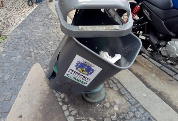 Atos de vandalismo destroem equipamentos públicos em Petrópolis