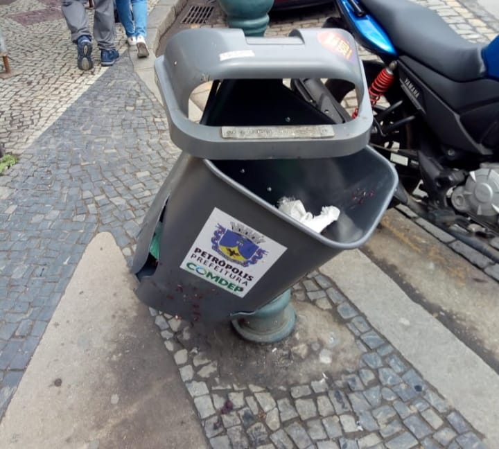 Atos de vandalismo destroem equipamentos públicos em Petrópolis