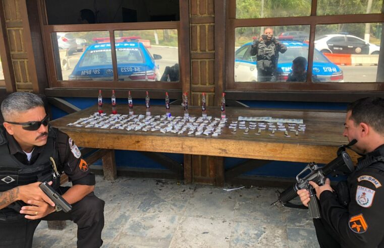 Ação da polícia militar resulta na prisão de duas pessoas, apreensão de drogas e de adolescente em Petrópolis