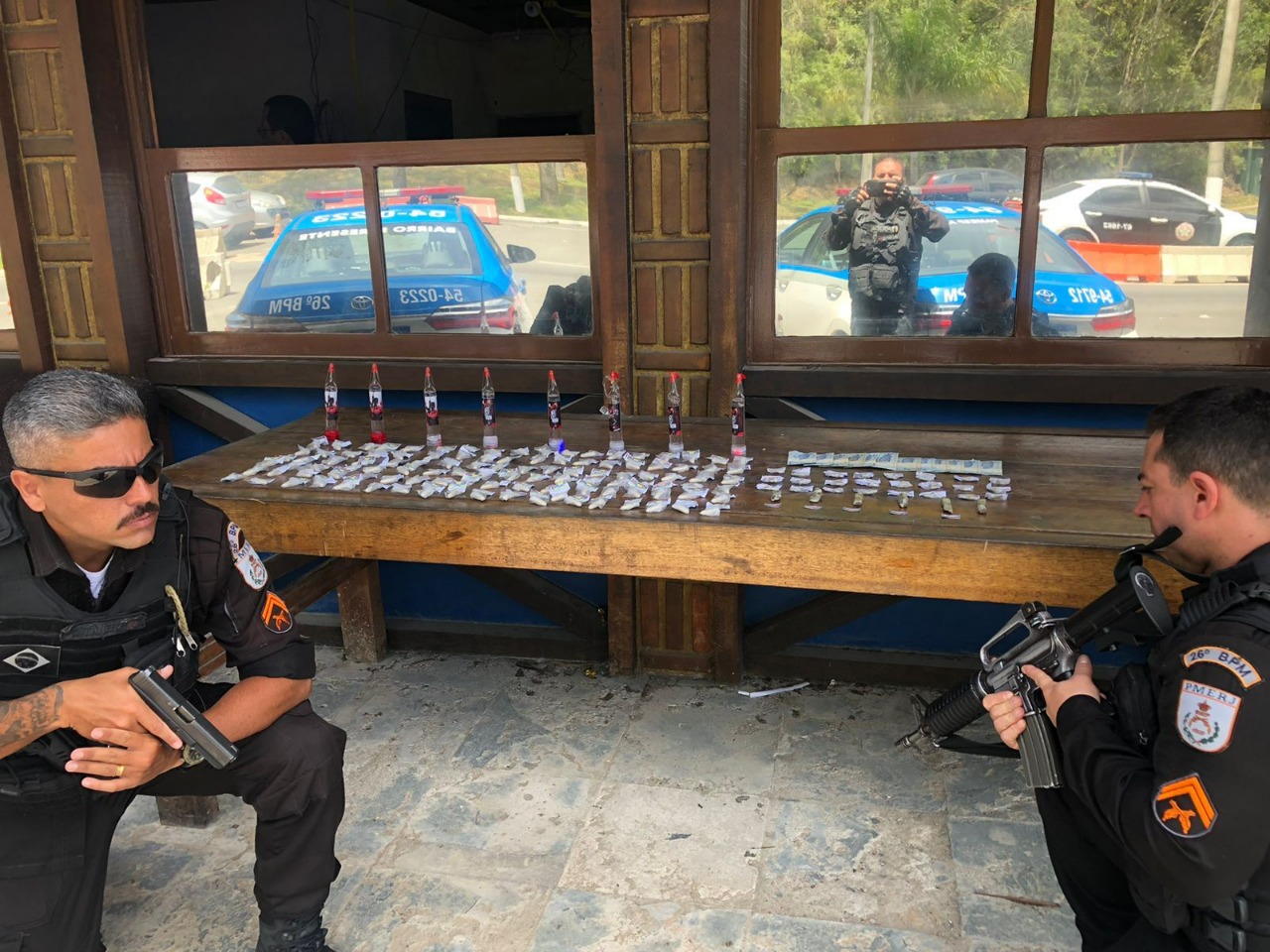 Ação da polícia militar resulta na prisão de duas pessoas, apreensão de drogas e de adolescente em Petrópolis