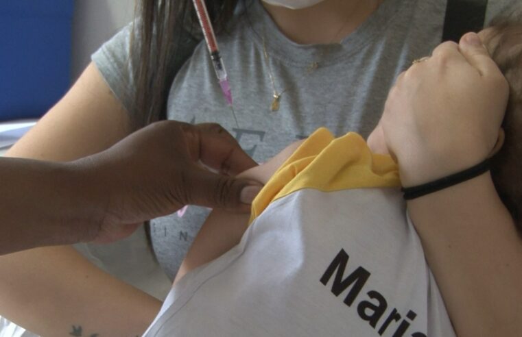 Bebês de seis meses e menores de três anos começam a ser vacinados contra a Covid-19 em Petrópolis