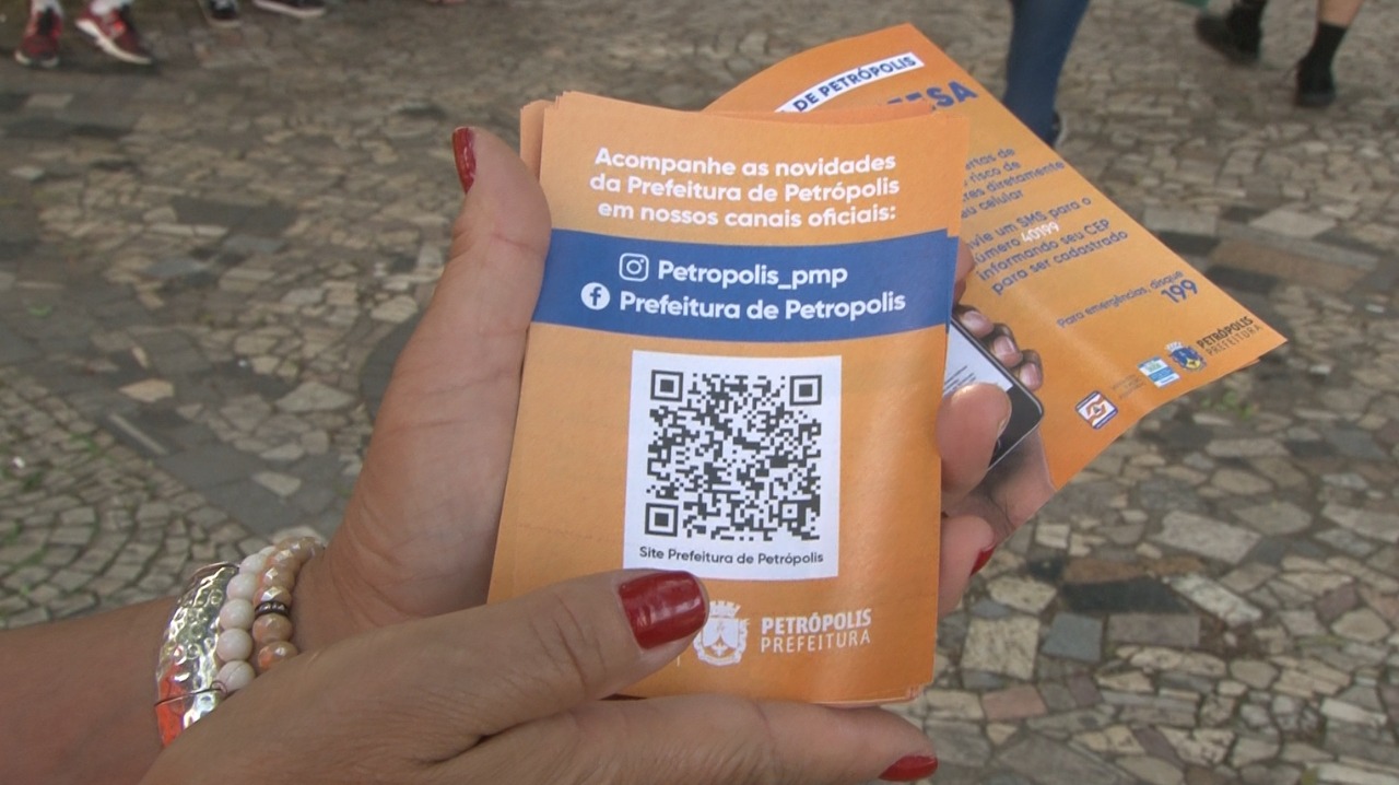 Prefeitura realiza ação para aumentar cadastro de petropolitanos para receber alertas da defesa civil