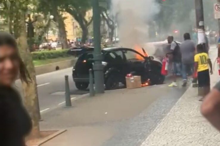 Carro pega fogo no Centro de Petrópolis