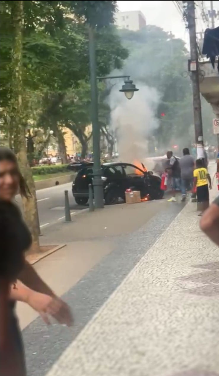 Carro pega fogo no Centro de Petrópolis