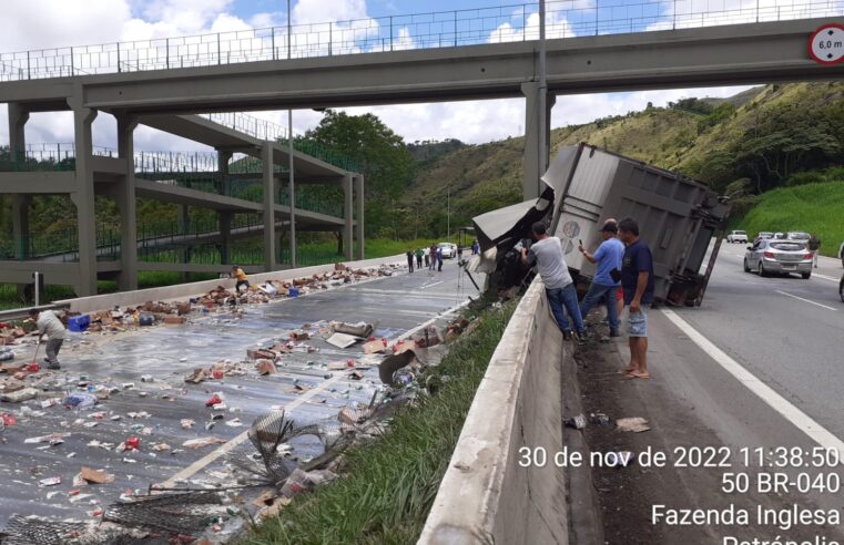 Caminhão tomba na BR-040, na altura de Araras, e causa transtorno no trânsito. Ninguém ficou ferido