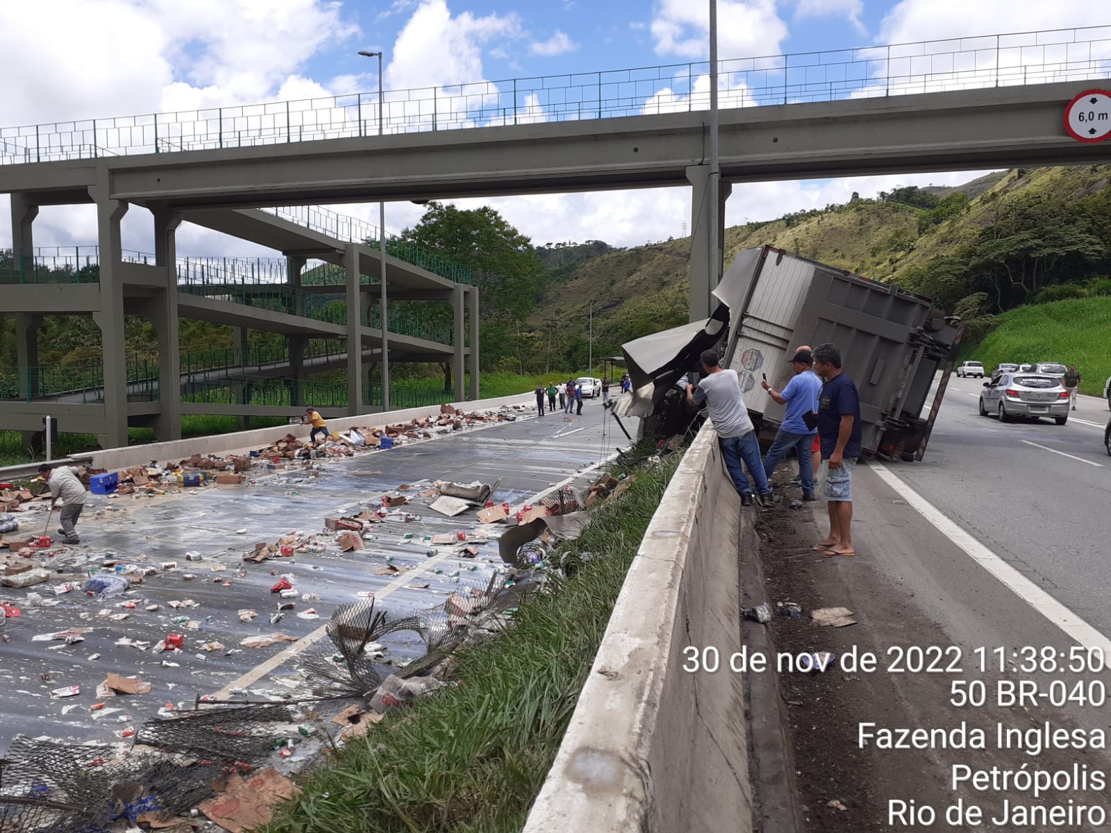 Caminhão tomba na BR-040, na altura de Araras, e causa transtorno no trânsito. Ninguém ficou ferido