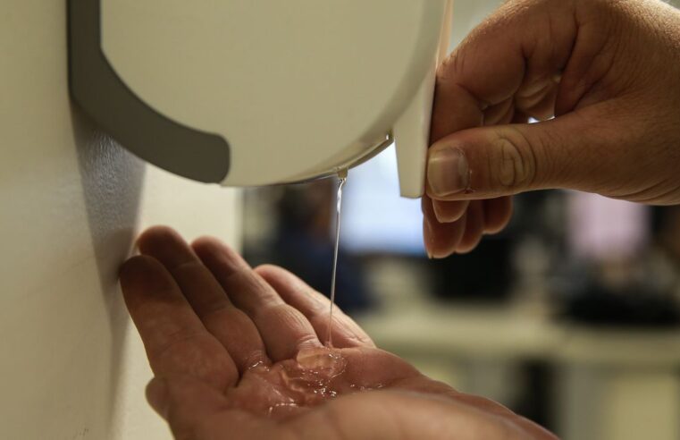 Covid-19: Anvisa libera venda de álcool 70% na forma líquida
