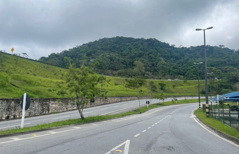 Nova operação com carretas interditará descida da serra de Petrópolis na madrugada desta quinta-feira (19)