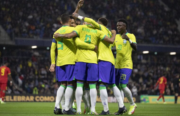 Seleção desembarca no Brasil com aplausos a Tite e ‘ferida aberta’