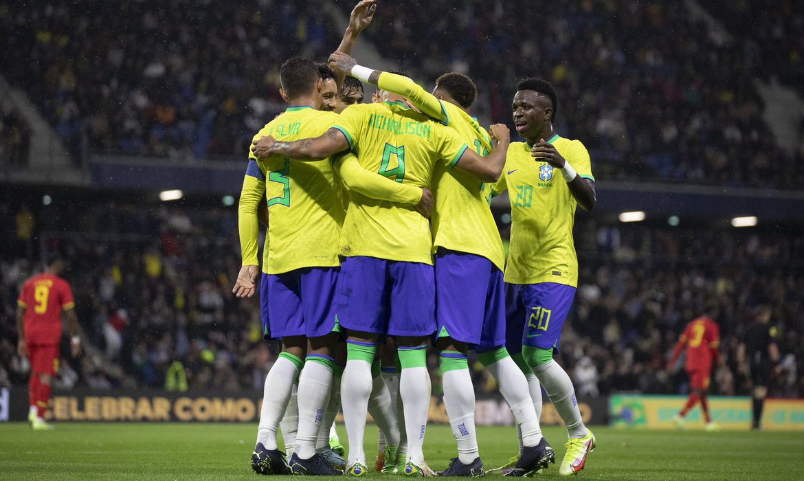 Seleção desembarca no Brasil com aplausos a Tite e ‘ferida aberta’