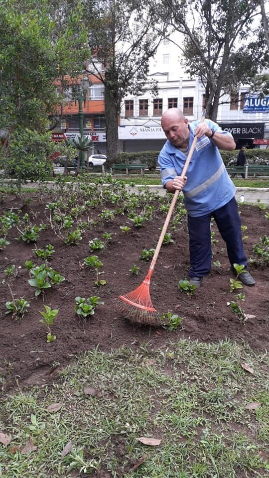 Praça Getúlio Vargas, em Nova Friburgo, recebe manutenção paisagística