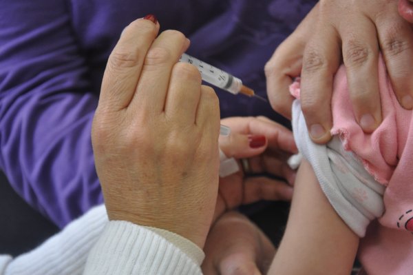 Vacinação contra a covid-19 para bebês de seis meses a 2 anos e 11 meses com comorbidades começa hoje