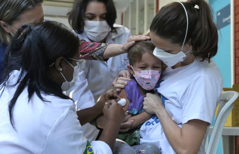 Ministério da Saúde recebe 1 milhão de doses de vacina contra covid-19