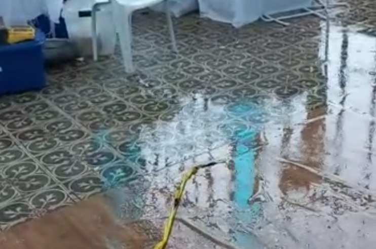 Palácio de Cristal não tem proteção contra chuva e artesãos sofrem com enormes goteiras