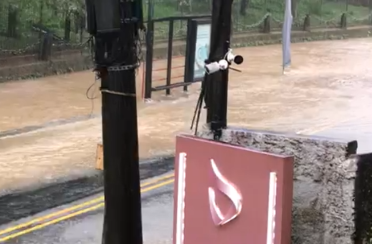 Rua Coronel Veiga é interditada após alagamento